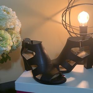 Black naturalizer shoes. Size 6.